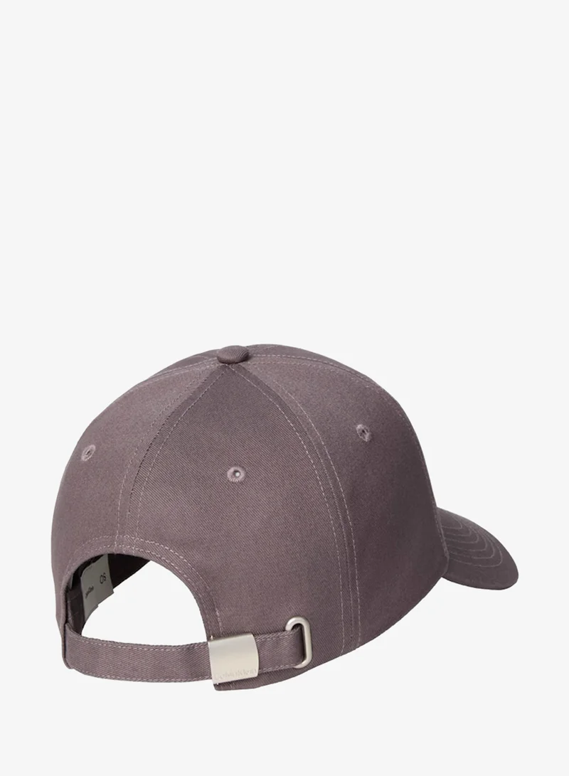 كالفن كلاين قبعة ذروة منحنية بشعار